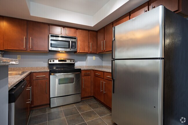 3BR, 2BA - 1,050SF - Kitchen - Lake Plaza