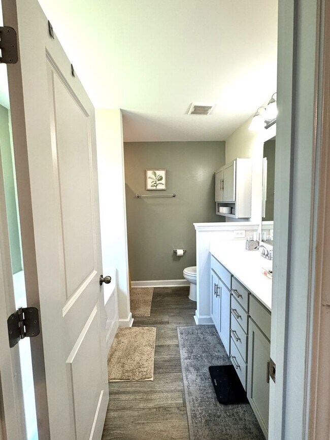 Building Photo - Beautiful home! Convenient to the city with all shopping!