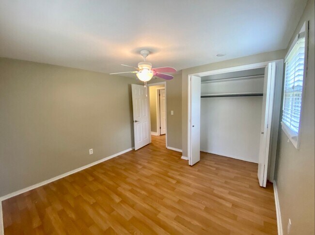 Building Photo - Stunning Bi-Level 3 Bedroom Home in Forest...