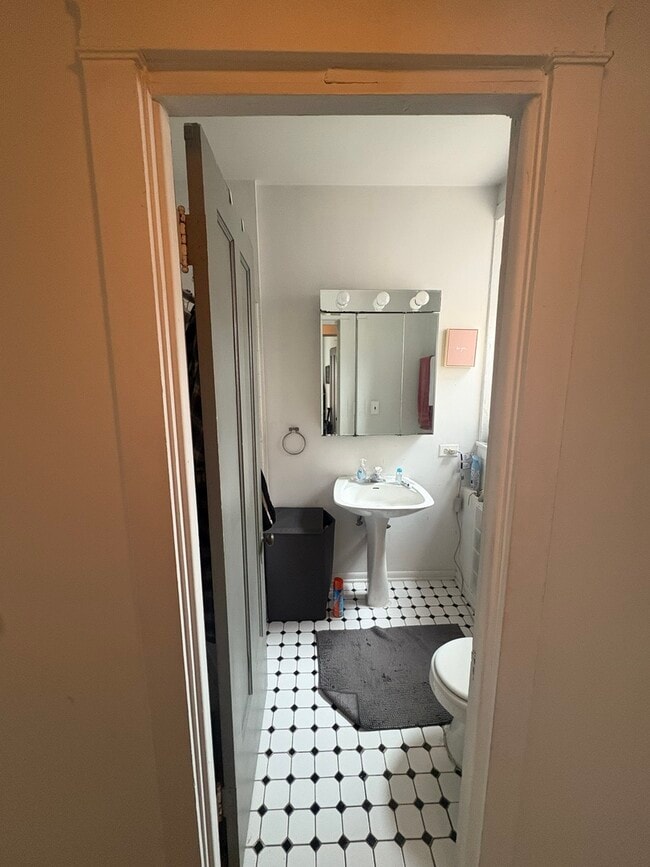 Building Photo - 3720 N Sheffield Ave