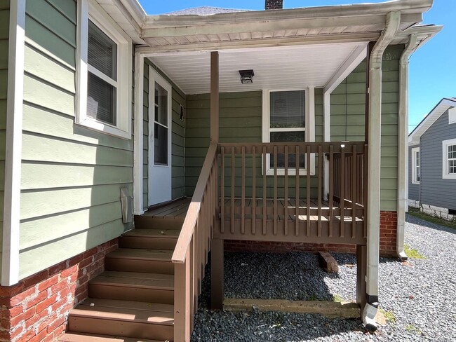 Building Photo - Newly Renovated 2 Bedroom Bungalow!!!