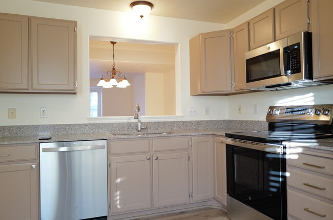 Building Photo - 800 Hamlet Cir S