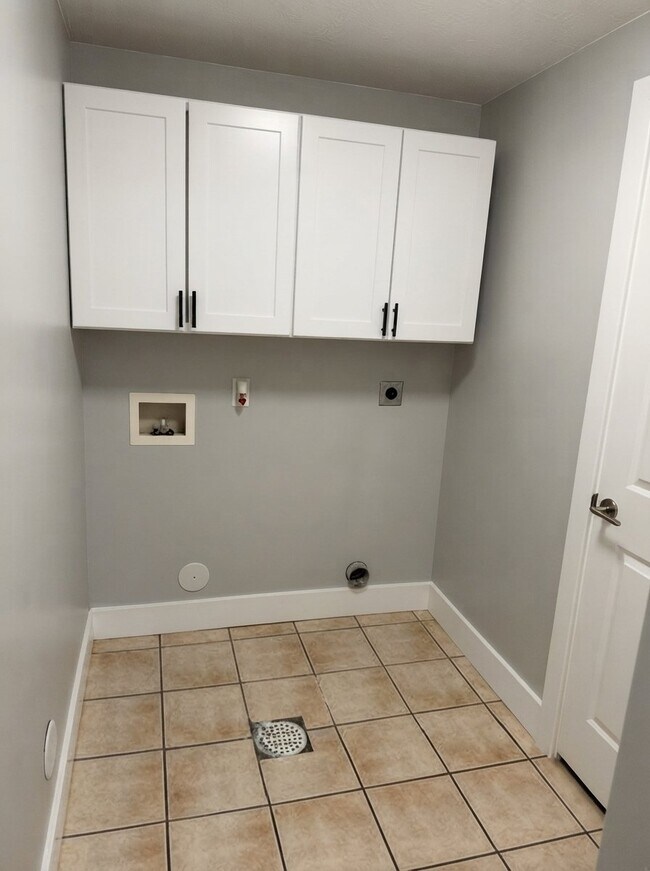 Building Photo - 571 E 300 N