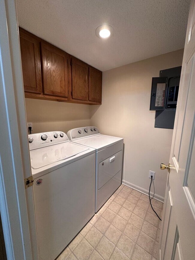 Building Photo - 2 Bed, 1.5 Bath Townhome in Prime Location...