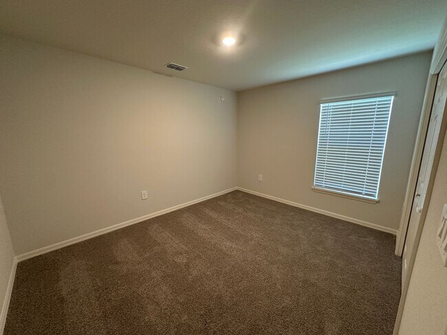 Building Photo - 4 Bedroom 2 Bathroom in Winter Haven