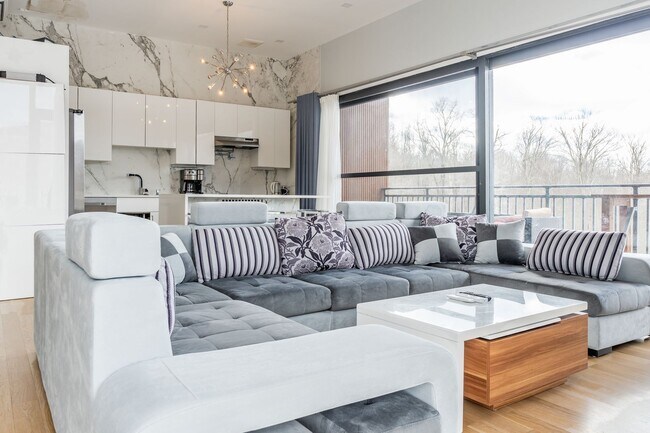 Building Photo - Modern Mountain Retreat with Rooftop Hot Tub – Flexible Lease Options