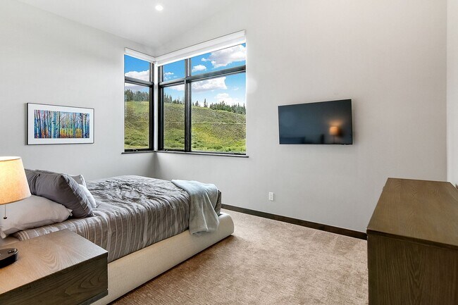 Building Photo - Luxury ski season rental is an entertainer...