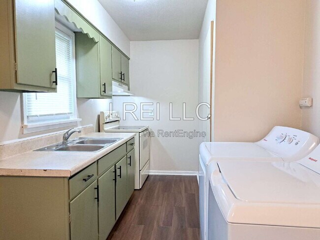 Building Photo - 5112 Valiant Dr