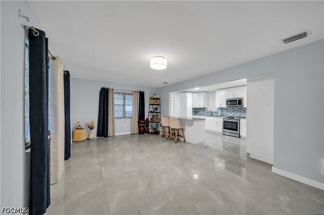 Building Photo - 77 Glenmont Dr W