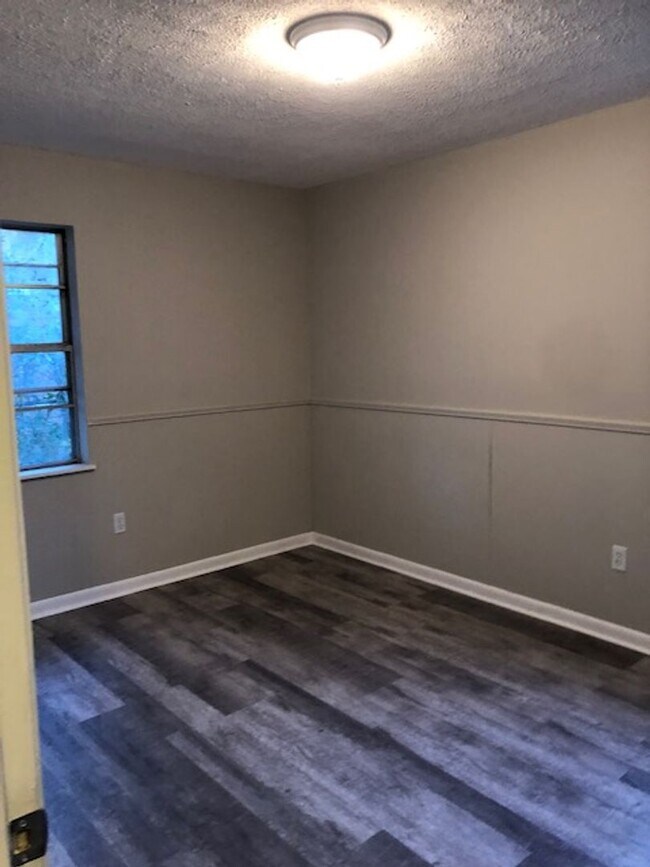 Building Photo - 9321 Dunwoody Dr