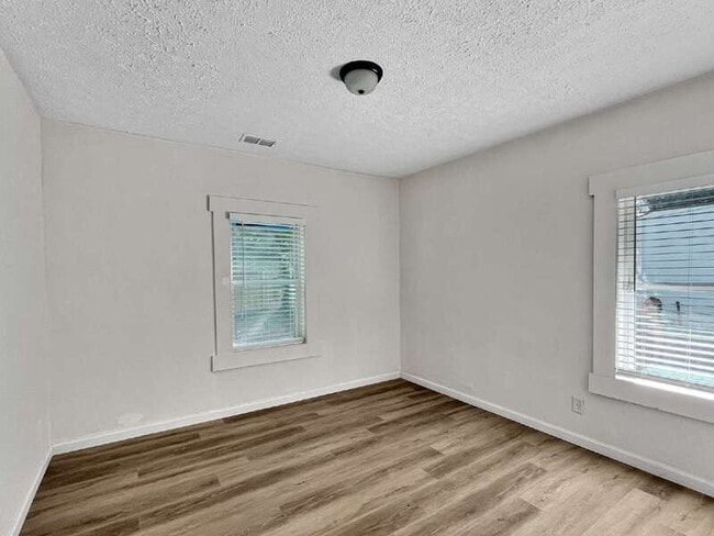 Building Photo - 1121 E 53rd St