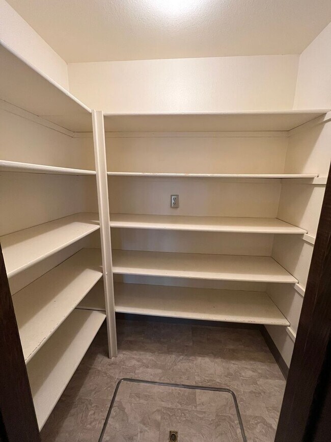 Building Photo - Beautiful One-Level Home with Sunroom, Vaulted Ceilings & Multiple Living Areas