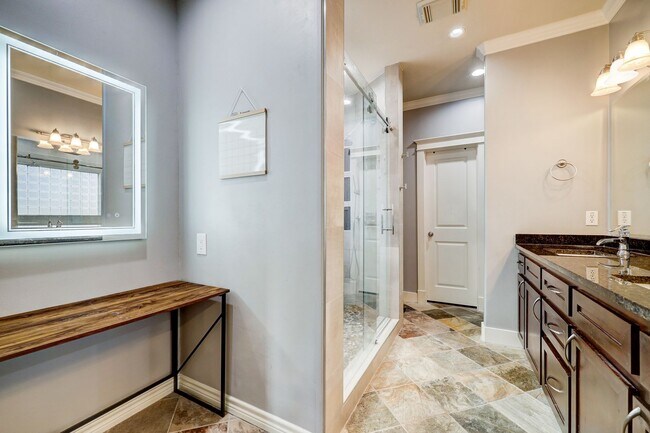 Building Photo - 3-Bed Houston Heights Gem with Private Tur...