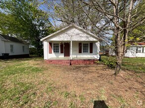 Building Photo - 2 Bedroom, 1 Bath Bungalow in Greensboro n...