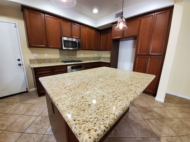 Building Photo - Spacious 4 Bedroom 3 Bath Two Story Riverp...