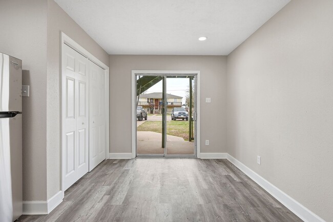 Building Photo - Newly remodeled Unit Ready for you!