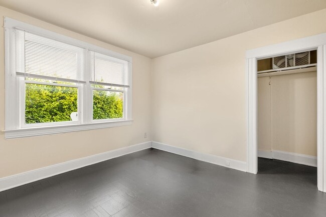 Building Photo - Bright 2 bed, 1 bath in fantastic SE locat...