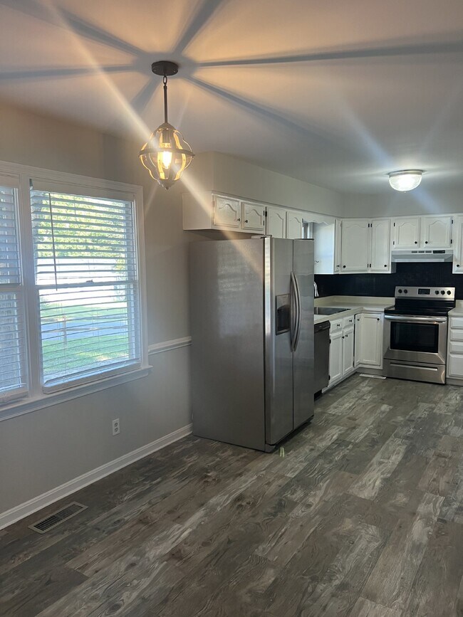 Building Photo - **MOVE-IN SPECIAL** $500 Off of 1st Month's Rent  Charming 3-Bed, 2-Bath Home in Prime Spotsylvan...