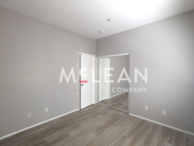 Building Photo - Beautiful Three Bedroom Home - Pet Friendly!