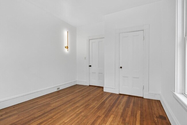 Building Photo - 168 Elliot St