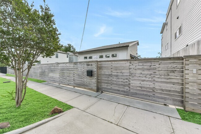 Building Photo - 1813 Crockett St