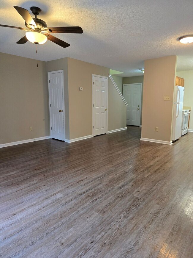 Building Photo - Townhome