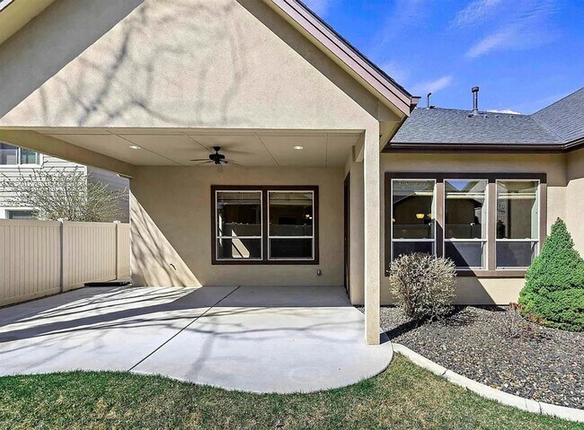 Building Photo - Gorgeous 3 bed 2 bath home in the heard of...