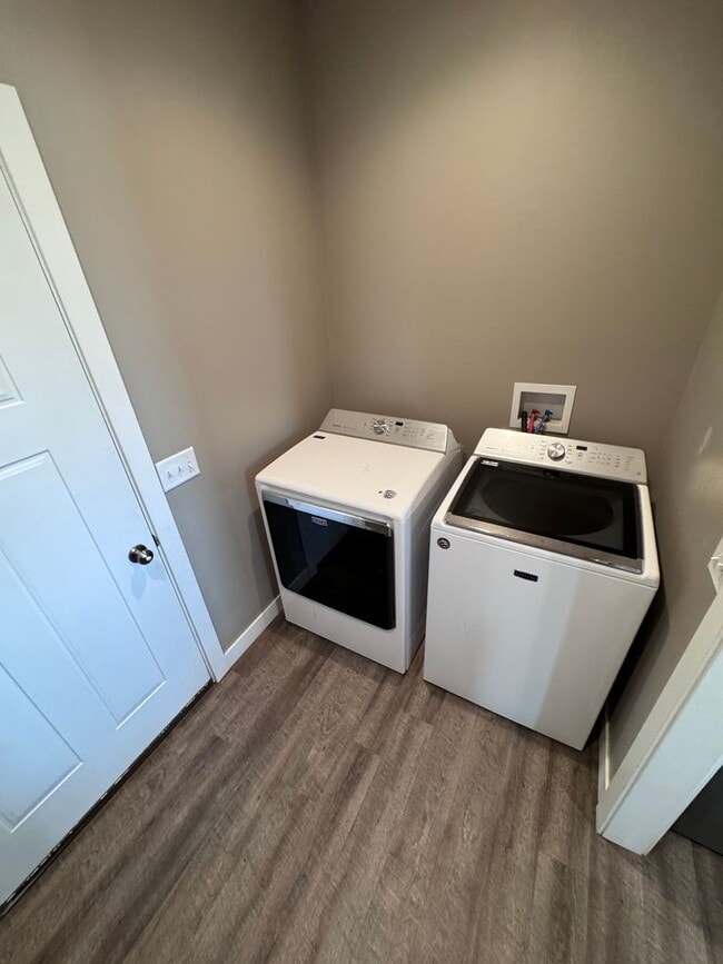 Building Photo - $2800 - 4 Bed 3 Bath Home in Westside Siou...