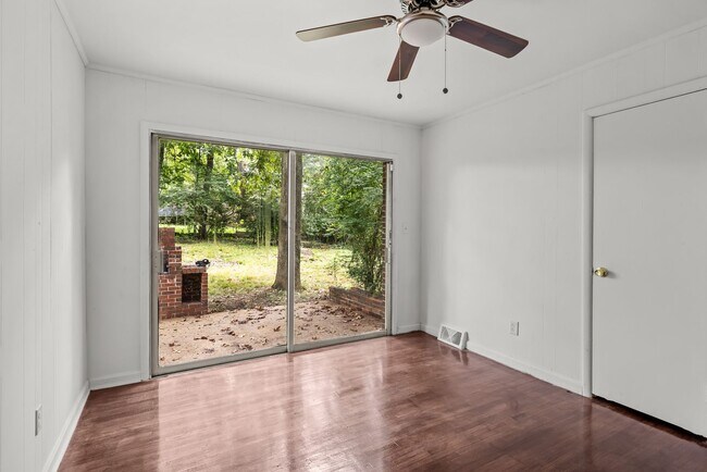 Building Photo - Newly Renovated Center Point Home