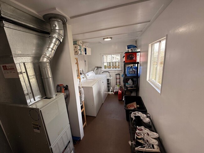 Building Photo - PRELEASING: 4 bdrm/1bath Sunny York Neighborhood home!