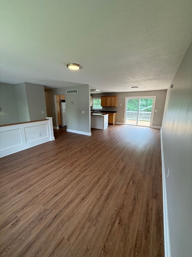 Building Photo - 4br, 2ba home with two large garages