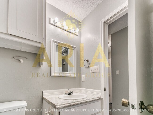Building Photo - 3 Bed/1.5 Bath Duplex in West Norman! AVAI...