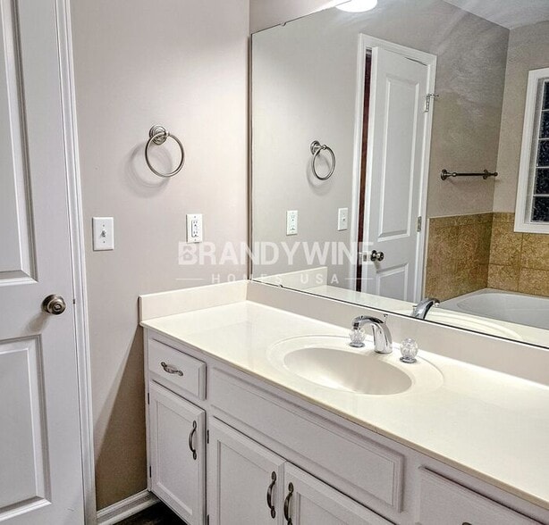 Building Photo - 803 SW Hilltop Ct