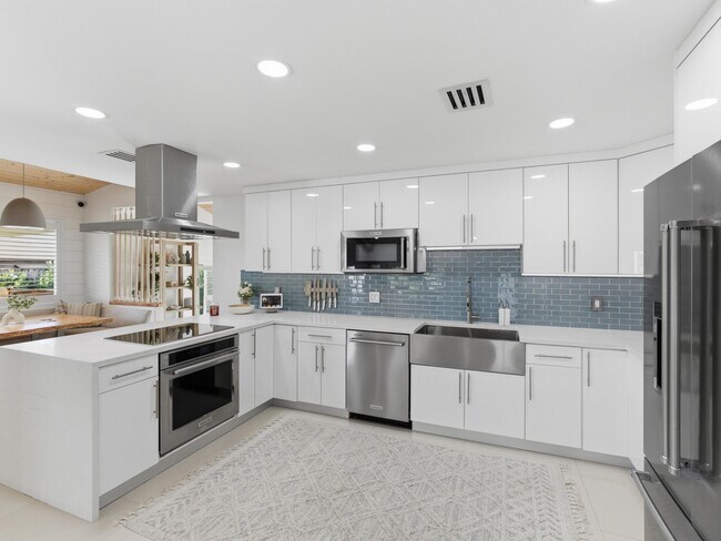 Building Photo - 2210 NE 3rd Ave