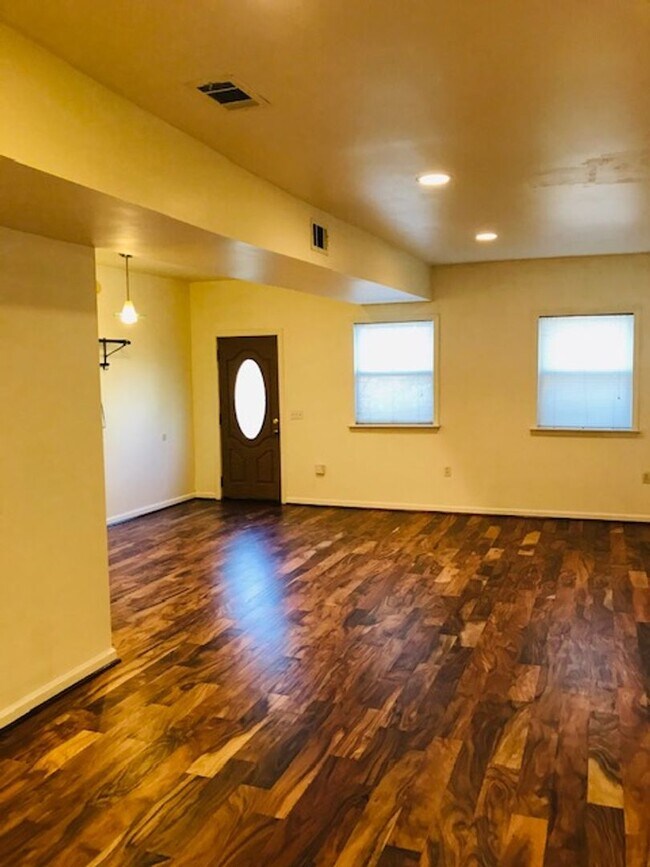 Building Photo - 2 Bed 2.5 Bath row house located just a short distance from RFK stadium in NE Washington, DC.