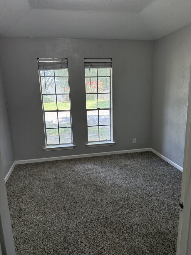 Building Photo - 1833 Skyline Dr