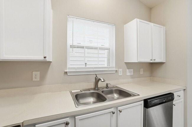 Building Photo - 3 bedroom single family home!