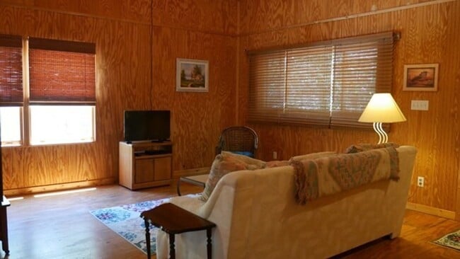 Building Photo - Fully Furnished 2 Bedroom Cottage in North...