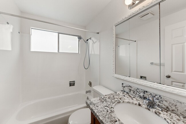 Building Photo - Charming 4 Bedroom 2 Bath single family ho...