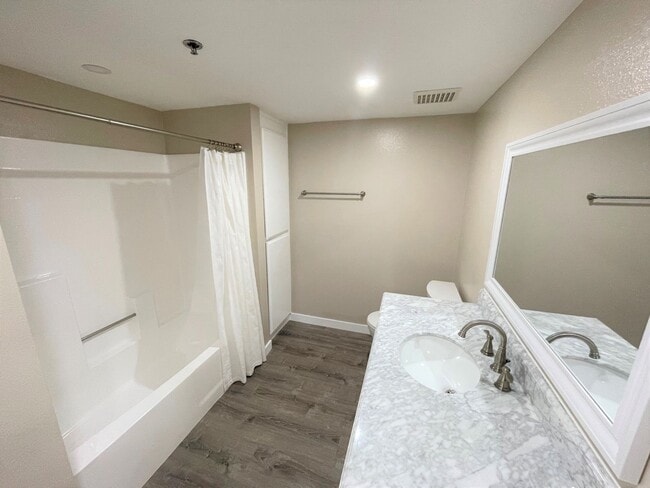 Building Photo - Remodeled Condo in Central Oxnard Gated Community!