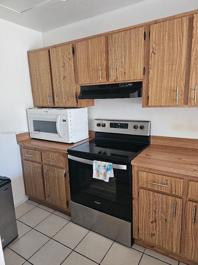 Building Photo - 2505 W 67th Pl