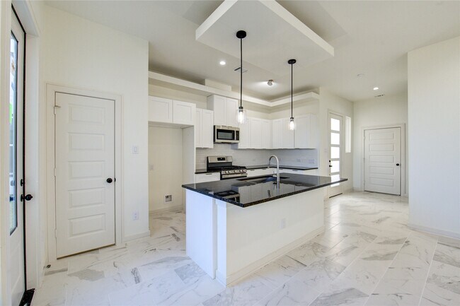 Building Photo - 2930 El Fenice Ln