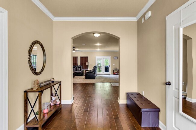 Building Photo - 5 Bedrooms in Crestview!!