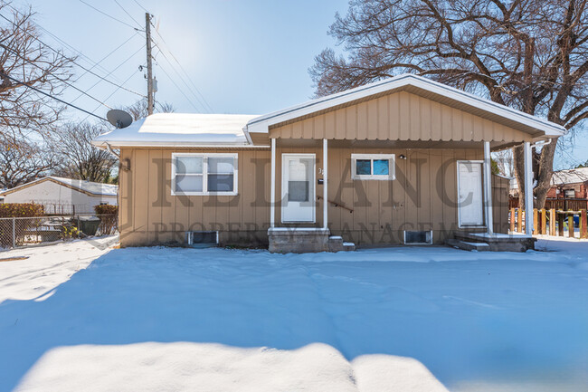Primary Photo - 317 W Kinkaid Ave