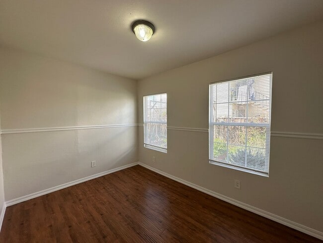 Building Photo - Downtown Bungalow, Pet Friendly, Large Yard