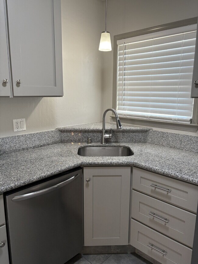 Building Photo - MOVE IN SPECIAL ***Reduced rent with immed...