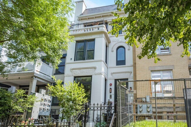 Building Photo - Lovely 1 BR/1.5 BA Condo in Columbia Heights!