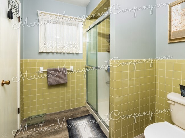 Building Photo - 906 S Barrett Ave