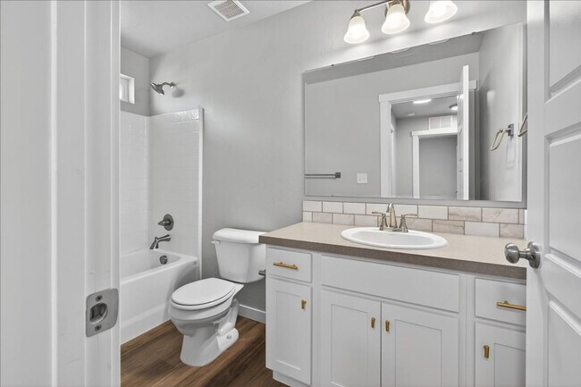 Building Photo - Luxury & Convenience: Newer 4 Bedroom, 2.5 Bath N. Meridian Home