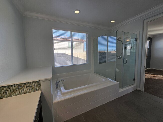 Building Photo - Spacious Woodcrest Single Story